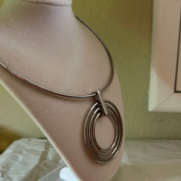 Chic Silver Triple Circle Necklace - Picture 4 of 4